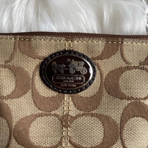 COACH SUTTON SIGNATURE TIEBACK SMALL WRISTLET - Picture 6 of 6